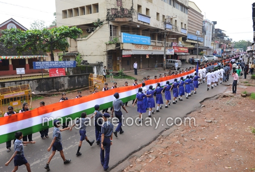 Students form human chain to display 305 meter long National Flag  